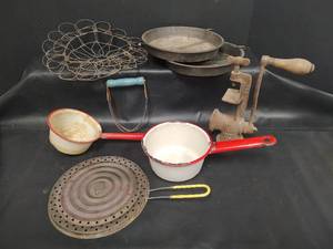 lot 516 image: Vintage Household Lot