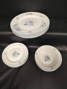 lot 522 image: Jardin Bleu Brick Oven Stoneware, 12 piece set