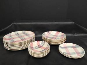 lot 581 image: Vintage Plaid Dinnerware, 22 Pieces