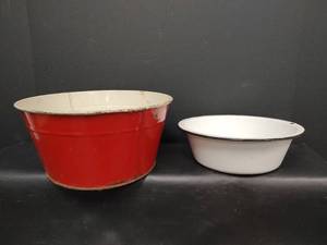 lot 583 image: Vintage Enamelware Black Trim Basin and Metal Bowl