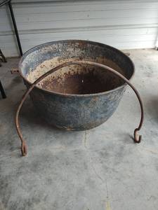 lot 618 image: Cast Iron Cauldron Kettle with Handle, 25 in