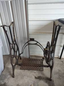 lot 619 image: Vintage Cast Iron Treadle Sewing Machine Base