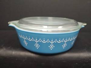 lot 621 image: Vintage Pyrex Snowflake Garland Blue 471 1-Pint Casserole Dish with Glass Lid