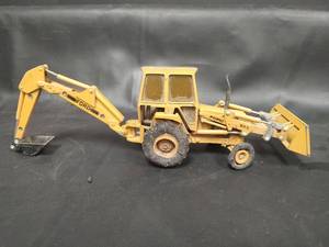 lot 640 image: Vintage Ford 555 Backhoe Loader Die-Cast Model