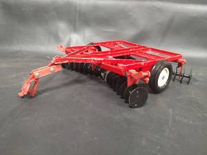 lot 641 image: Vintage International Harvester 116 Scale Die-Cast Disc Harrow Toy
