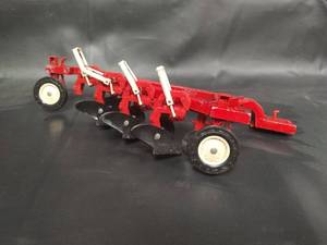 lot 642 image: Vintage Ertl International Harvester 116 Scale Die-Cast Plow Implement Toy