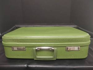 lot 648 image: Gateway Luggage Apple Green Hard Shell Suitcase, 20.5 x 6 x 15