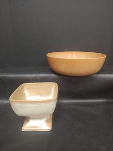 lot 655 image: Frankoma Pottery and Plastic Serving Bowl