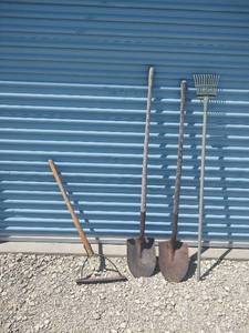 lot 665 image: Garden Tools with Wooden Handles