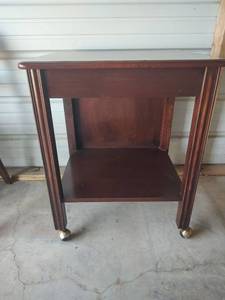 lot 673 image: Accent Table on Wheels, 23.5x20x29