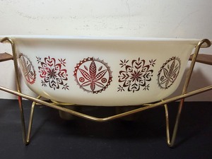 lot 15 image: Vintage Pyrex Deluxe Cinderella Casserole Dish w Box, Like New Condition