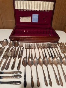 lot 43 image: ONEIDA Community, White Orchid Flatware in Box, 80 Pieces