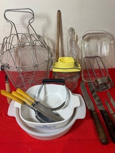 lot 83 image: Metal Wire Egg Basket, Misc Kitchen Items