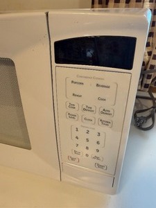 lot 99 image: GE Microwave Oven, Nice Condition