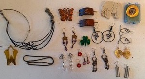 lot 150 image: Jewelry - Chokers, Earrings, Brooches and More