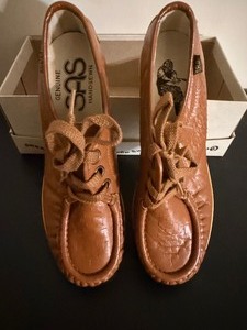 lot 180 image: Vintage SAS Shoes New in Box, Size 7.5