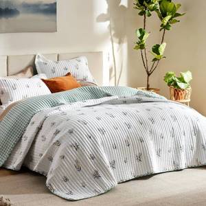 lot 1994 image: Bedsure Floral Quilt King - Reversible Botanical Floral Comforter, Spring Lightweight Bedspread Quilted Bedding, Soft Microfiber Coverlet for All Seasons (106inx96in)