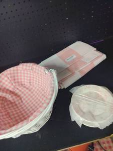 lot 18254 image: Easter picnic basket with six plates and a mat