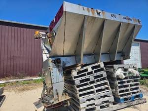 lot 10336 image: Warren Salt Spreader Body