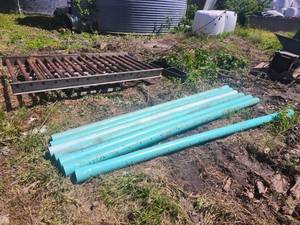 lot 18737 image: PVC Pipe Lot with Metal Grate Frame