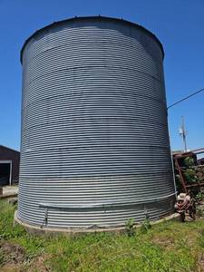 lot 10370 image: Commercial Grain Storage Silo with Access Ladder and Aeration System