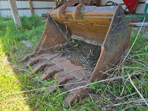 lot 18748 image: Heavy Duty Excavator Bucket Attachment