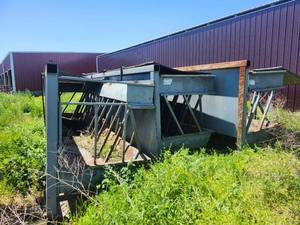 lot 18753 image: Metal Livestock Feed Bunks with Diagonal Bar Feeders