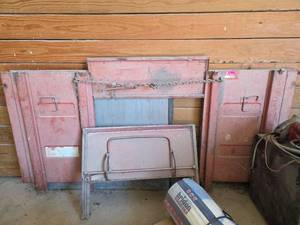 lot 18776 image: Metal Grain Truck Dump Bed Gate