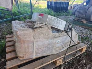 lot 18784 image: Drum Heater and Pallet of Wire Rope Cable Clamps&nbsp