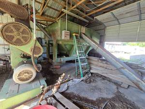 lot 18791 image: California Pellet Mill W Hopper and Farm Aid Ribbon Mixer