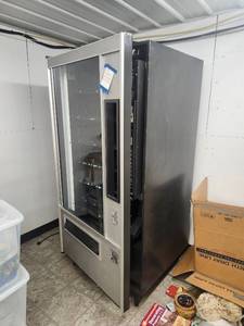 lot 23551 image: Commercial Snack and Beverage Vending Machine