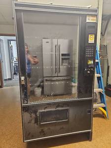 lot 23552 image: Commercial Vending Machine with Glass Front