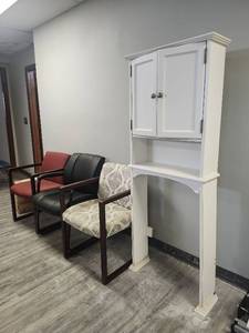 lot 23570 image: Office Furniture Set with Cabinet and Guest Chairs