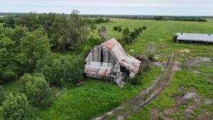 lot 543 image: Timber Frame Barn For Disassembly