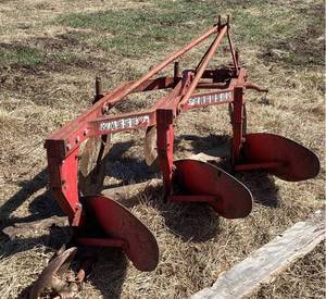 lot 24930 image: Massey Ferguson Breaking Plow