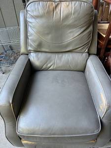 lot 5200 image: Gray Leather Recliner Chair