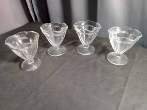 lot 40986 image: Clear Glass Ice Cream Sundae Bowls Set