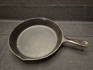 lot 40169 image: Lodge 10 Inch Cast Iron Skillet