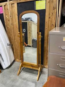 lot 204 image: Oak framed swivel mirror 68 x 28 x 22 in