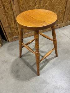 lot 209 image: Oak stool 24 in tall