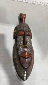 lot 1002 image: Hand crafted wood tribal mask 18x6