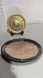 lot 1015 image: Gold leaf work on marble with easel and Kenyan Kissi stones sculpture