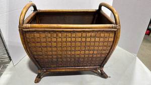lot 1016 image: Magazine holder 12x14x10