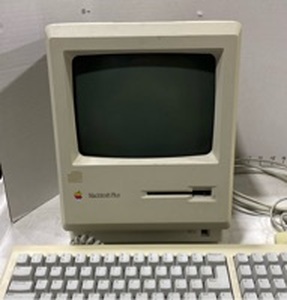 lot 2001 image: Macintosh Plus with accessories