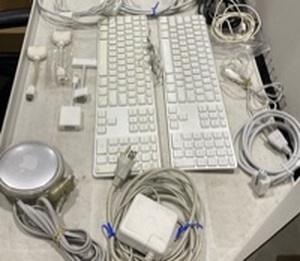 lot 2006 image: Apple accessories