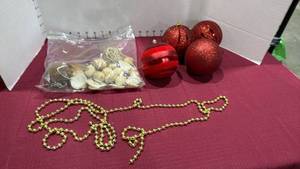 lot 2042 image: Plastic ornaments, shells, nuts and beaded tinsel