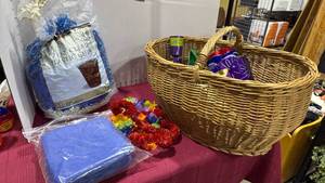 lot 2048 image: Basket 13x10x13 with napkins, party hats, tinsel and lei