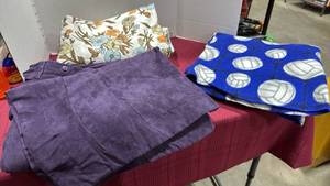 lot 2053 image: Duvet cover with sham, sheets size unknown and throw