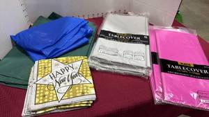 lot 2059 image: 5 Table covers new, table covers and napkins