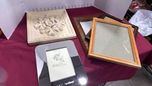 lot 2066 image: Wall floral decor and picture frames